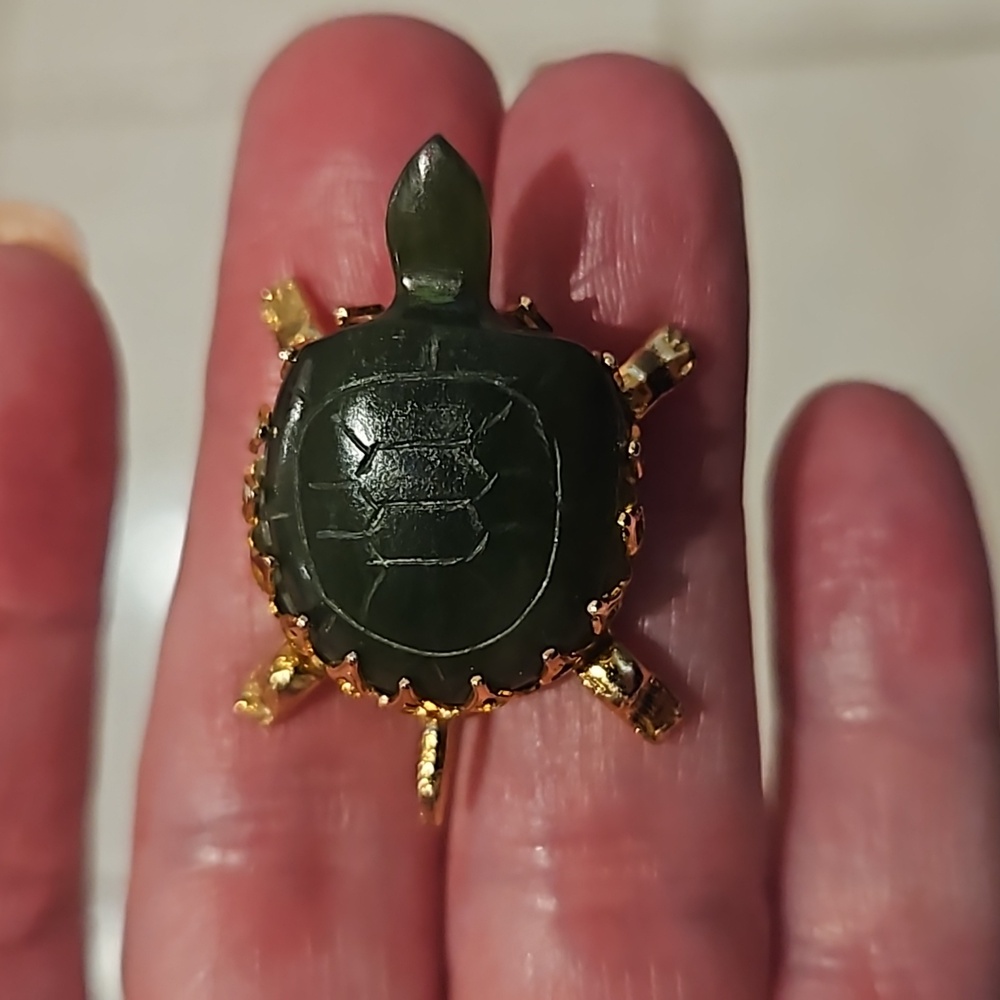 Vintage 1960's serpentinite turtle 🐢 pin broach